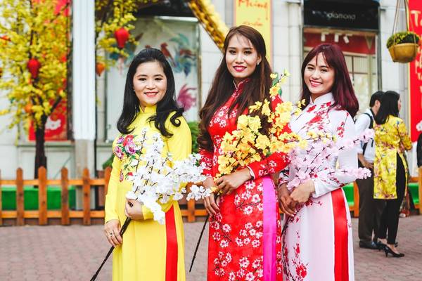 Nhiều cô gái diện những bộ trang phục đẹp đến đây tạo dáng trong đó phần lớn là áo dài thêu các họa tiết mang ý nghĩa mùa xuân.