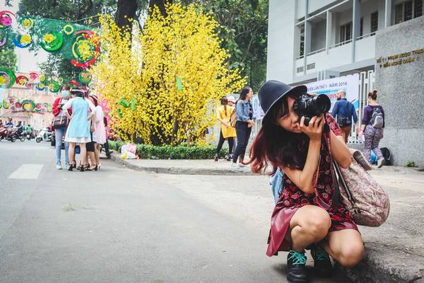 Ở những góc đường khác nhau, cá bạn trẻ tha hồ sáng tác ảnh với hoa đào, mai cùng những đèn dây trang trí trên đường Phạm Ngọc Thạch.
