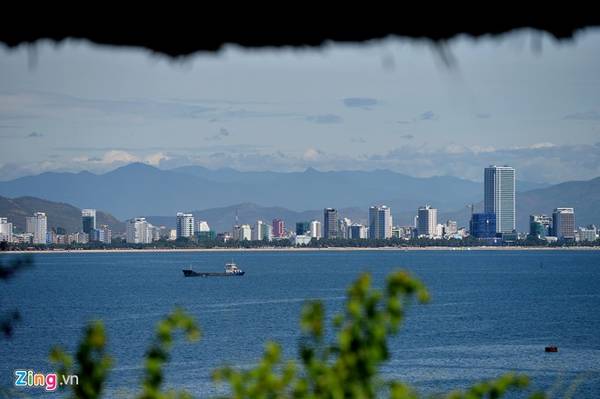 Bờ biển Nha Trang hiền hòa nhìn từ khơi xa