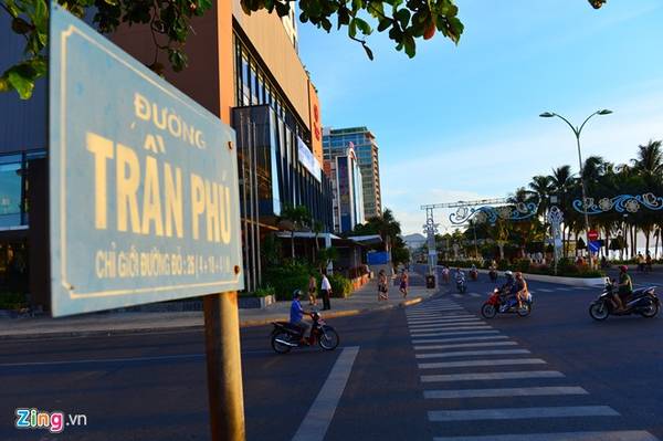Phố biển nhộn nhịp du khách trải nghiệm dịch vụ giải trí mua sắm