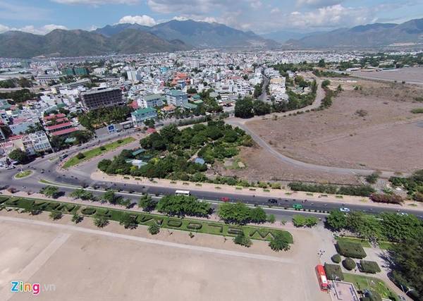 Dòng chữ chào mừng Welcome to Nha Trang bằng cây xanh nghệ thuật