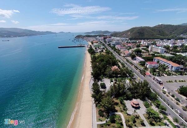 Bãi biển Nha Trang trong vắt dưới ánh nắng vàng