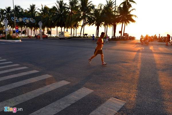 Hoạt động thể thao rèn luyện sức khỏe ven bờ biển Nha Trang
