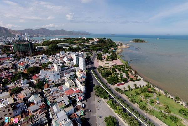 Tuyến đường này đi qua địa danh Hòn Chồng rồi kết thúc ở khu vực Bãi Tiên.