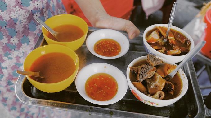 Bà chủ quán phá lấu Sài Gòn tự tay cắt miếng cho khách