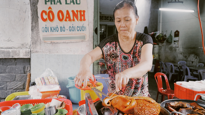 Quán phá lấu Cô Oanh nằm trong một con hẻm nhỏ trên đường Xóm Chiếu - "thiên đường ăn vặt" nổi tiếng ở Sài Gòn. Theo bà chủ, quán đã tồn tại được hơn 20 năm, "khi món phá lấu chưa được nhiều người bán phổ biến và thực khách ưa thích như bây giờ", bà Oanh nói.