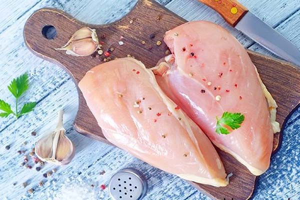 Sơ chế ức gà cho món ức gà xào sả ớt