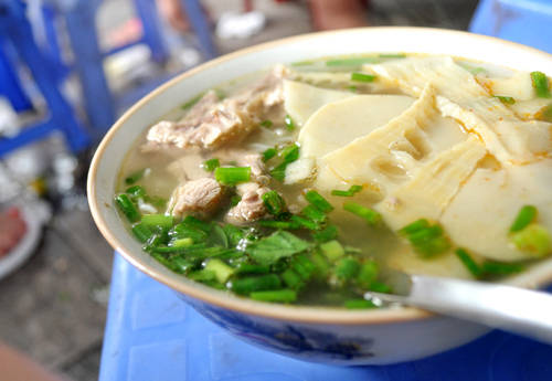 Cũng có giá khoảng 40.000 đồng/bát. Bún Ngan Lý Thái Tỏ cũng lọt top những quán ăn 'chặt chém' nhưng đông khách.