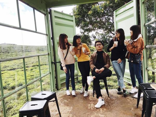 Không gian quán cà phê container Đà Lạt