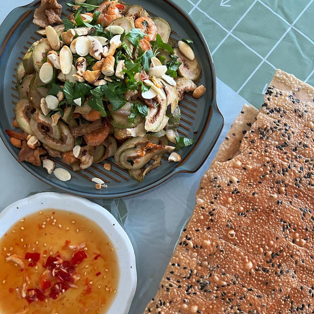 Vả trộn xúc bánh tráng đặc sản Huế