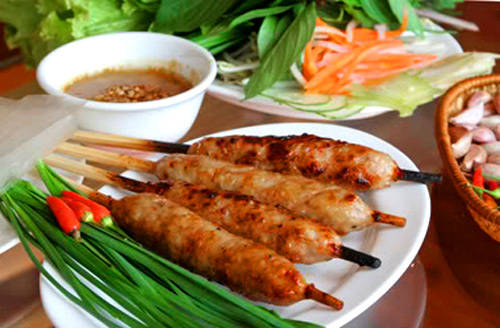 Món nem nướng với vị thơm đặc trưng ăn kèm với nướng tương mè nóng. Ảnh: wn