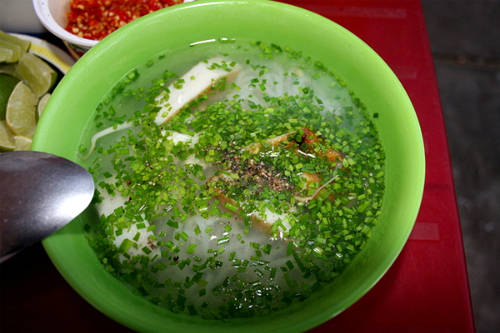 Bánh canh hẹ chả cá ở Tuy Hòa chỉ 10.000 đến 15.000 đồng một bát ngon, ngọt và ấm bụng. Nhiều quán vỉa hè bán ở phố Bà Triệu vào buổi tối.