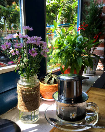 PHD Photo & Coffee, một trong số ít các quán cafe có thiết kế đẹp ở Phú Yên, nằm cách trung tâm TP Tuy Hòa khoảng 5 km. Bạn đi thẳng đường Hùng Vương gặp An Dương Vương rẽ trái chạy hết đường gặp hẻm bê tông, rẽ vào là thấy.
