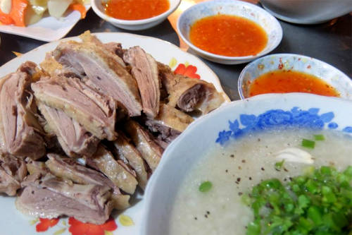 Cháo vịt bán trước vỉa hè số 132B Lê Lợi, thích hợp với các bữa ăn khuya. Ảnh: Thiện Nguyễn.