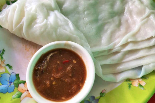 Bánh ướt chấm mắm cái cá cơm ăn chơi rất ngon ở quán gà ven sông 159 Nguyễn Công Trứ. Ảnh: Thiện Nguyễn.