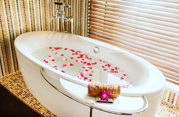 Valentine-nay-chang-can-di-dau-xa-doi-gio-cung-nguoi-thuong-voi-nhung-khach-san-sang-chanh-ngay-giua-sai-gon-nhe-ivivu-31