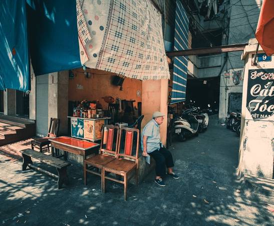 Cụ ông thư thái bên quán trà phố Hàng Lược
