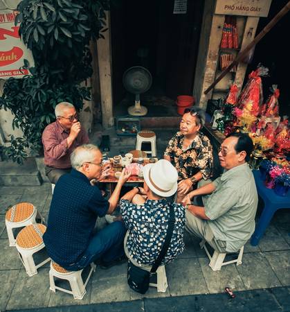 Các cụ già trò chuyện bên quán nước phố cổ