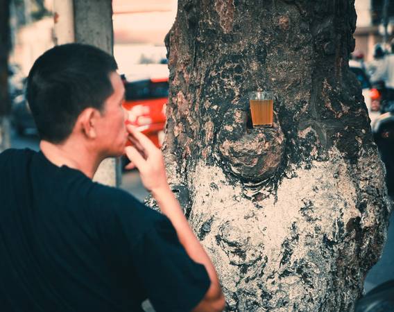 Người dân thưởng thức trà đá vỉa hè Hà Nội