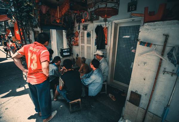 Người lao động xem tivi tại quán nước ngõ Hàng Chỉ