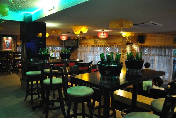 Quầy bar tại quán cà phê văn nghệ Sài Gòn