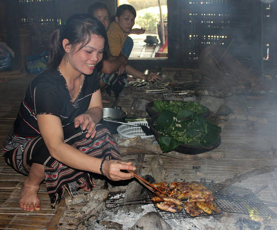 Gà re Ba Tơ chặt thành miếng nướng trên vỉ sắt
