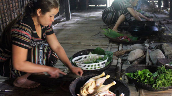 Phụ nữ H’Re chuẩn bị gà re Ba Tơ đãi khách