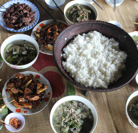 Gà re Ba Tơ nướng kèm muối ớt