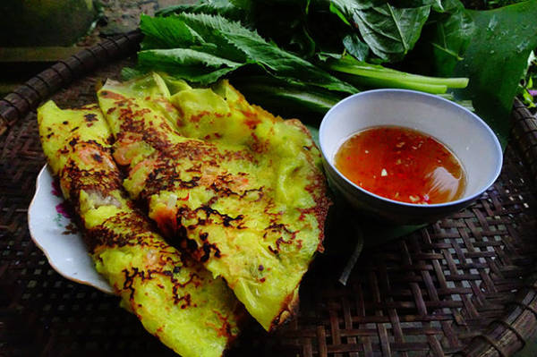 Bánh xèo nấm mối mới chiên giòn tại Bến Tre