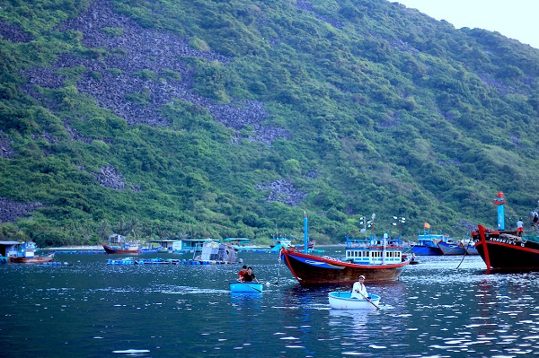 Trẻ em vui đùa bên bờ biển làng chài Bích Đầm Nha Trang