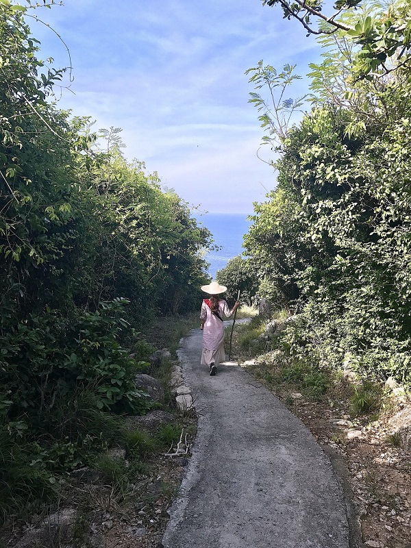Lối đi nhỏ thơ mộng dẫn từ làng chài Bích Đầm Nha Trang lên ngọn hải đăng