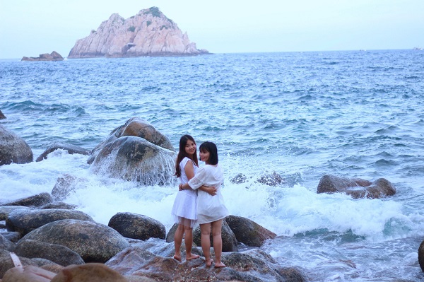 Bãi đá sóng vỗ hoang sơ rì rào dưới chân hải đăng