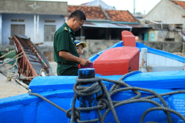 Tàu gỗ vận chuyển người và hàng hóa ra vào đảo Bích Đầm