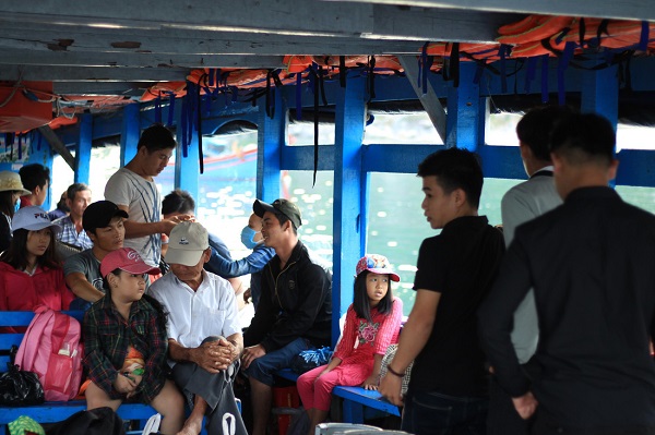 Học sinh làng chài Bích Đầm Nha Trang đi học bằng tàu gỗ