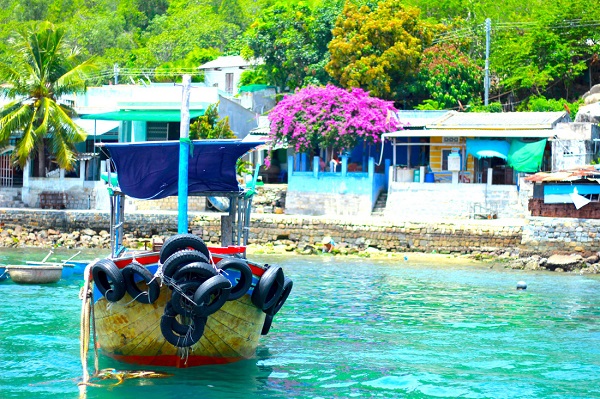 Khung cảnh yên bình của làng chài Bích Đầm Nha Trang nhìn từ xa