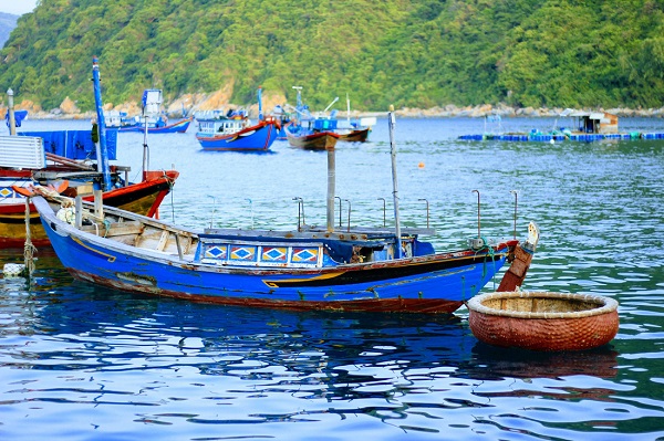 Những con tàu đánh cá neo đậu tại làng chài Bích Đầm Nha Trang