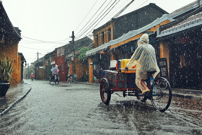Mùa mưa, Hội An vắng khách hơn. Tuy nhiên không ít người vẫn tìm đến đây để có góc nhìn khác về thành phố du lịch nổi tiếng của miền Trung.