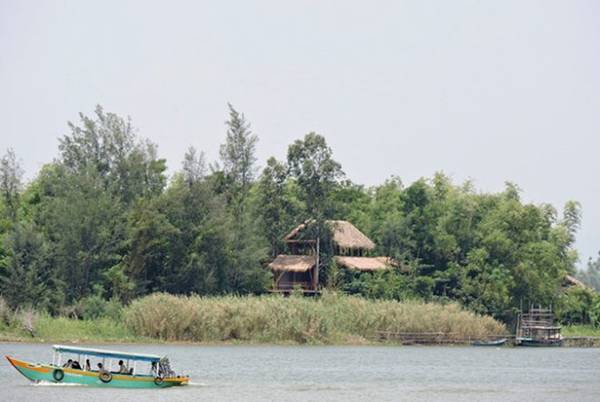 Du thuyền dạo quanh ốc đảo xanh khi du lịch Triêm Tây