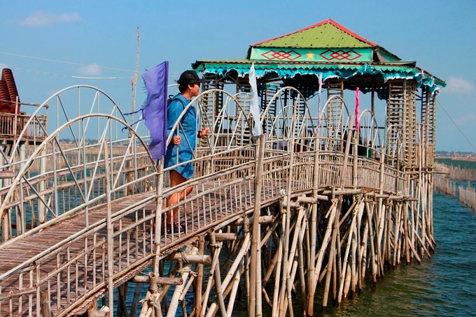 Nhà hàng ở đầm Chuồn là những căn nhà sàn bằng tre nổi trên mặt nước
