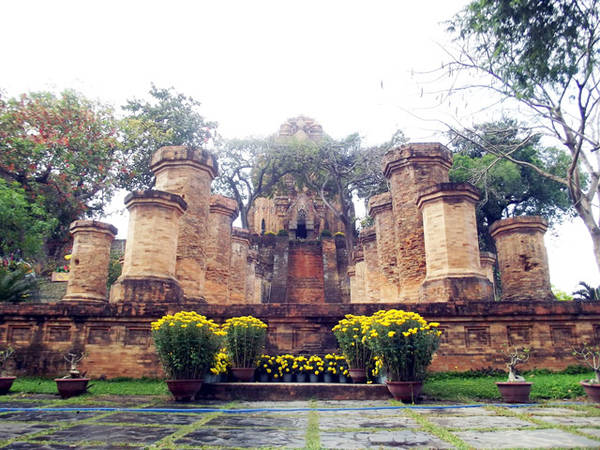 Tháp Bà Ponagar cổ kính giữa lòng thành phố du lịch