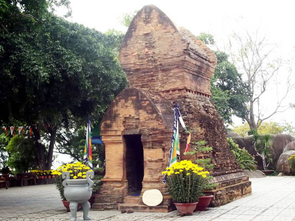 ve-dep-co-kinh-cua-thap-ngan-nam-tuoi-o-nha-trang-ivivu-12