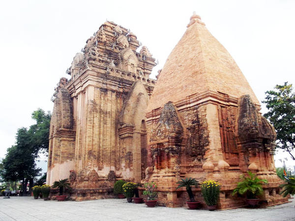 ve-dep-co-kinh-cua-thap-ngan-nam-tuoi-o-nha-trang-ivivu-14