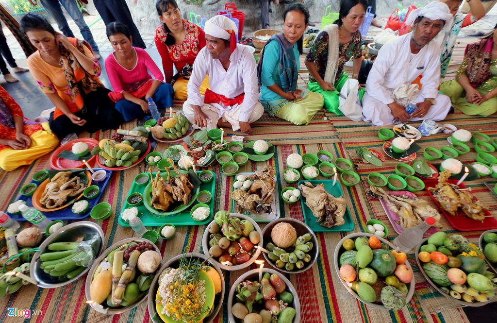 Đồng bào Chăm hành hương về Tháp Bà Ponagar làm lễ