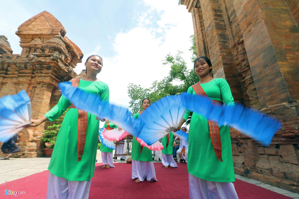 Vũ điệu múa Chăm uyển chuyển tại đền tháp Ponagar
