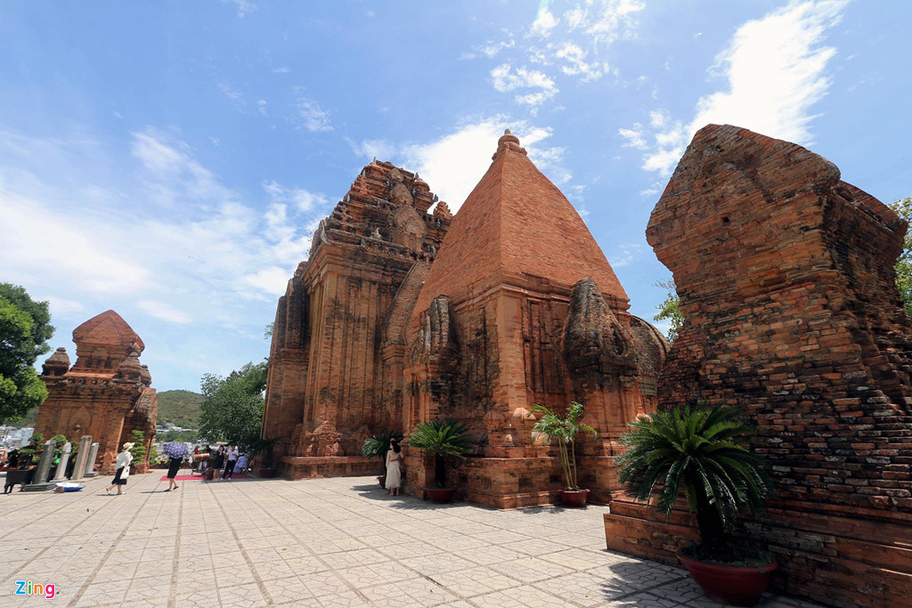 Cụm tháp cổ thờ các vị thần tại di tích Ponagar