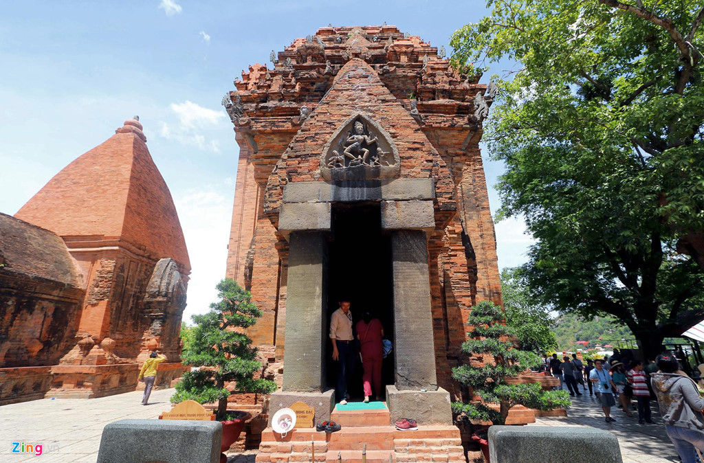Ngọn tháp chính cao nhất tại cụm di tích Tháp Bà Ponagar