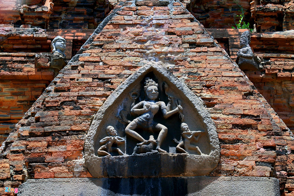 Phù điêu đá điêu khắc thần Shiva tại Tháp Bà Ponagar