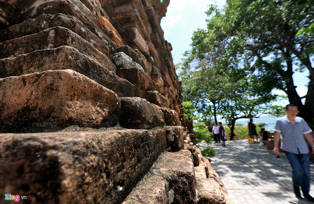 Những mảng tường gạch nung cổ kính tại tháp Ponagar