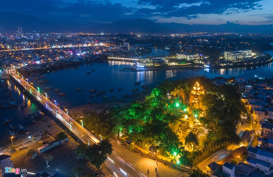 Tháp Bà Ponagar về đêm thêm phần lung linh. "Thật đáng ngưỡng mộ. Tôi đi du lịch rất nhiều nơi nhưng công trình hàng nghìn năm, độc đáo như tháp Ponagar rất ít. Thật kỳ vĩ và tuyệt vời", anh John, du khách người Mỹ, bày tỏ.