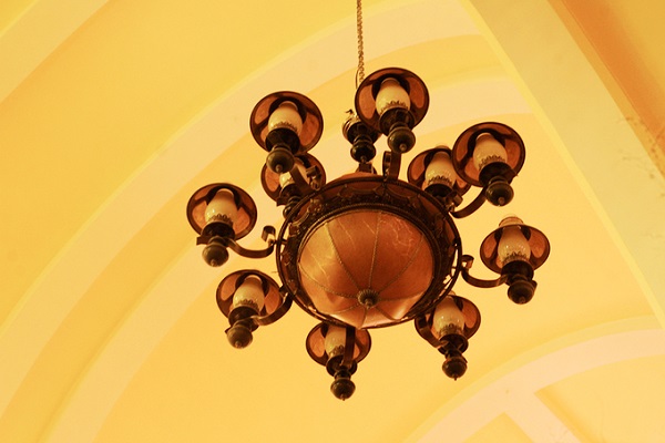 Khung cửa sổ nhiều màu sắc của nhà thờ Con Gà